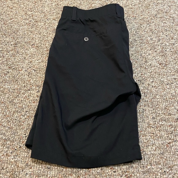 Black golf shorts from Under Armour. Waist size 32. - Picture 2 of 2